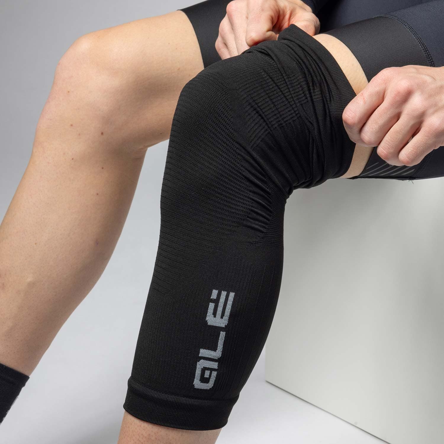 Ale Clothing Seamless Kneewarmers — product photo